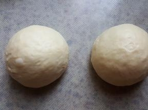 7.取出面团排气揉圆备用。(我做了二个)