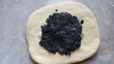 8.面团中间加入馅料，用勺子的背面简单摊平。