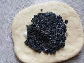 8.面团中间加入馅料，用勺子的背面简单摊平。