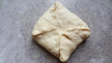 9.用面将馅料包起来。