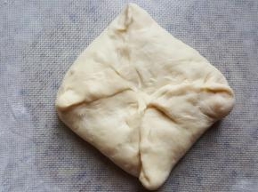 9.用面将馅料包起来。