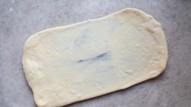 10.松弛五分钟后，用擀面杖将面擀成长方形。