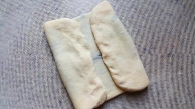 11.如图所示，将长方形的面叠起来。