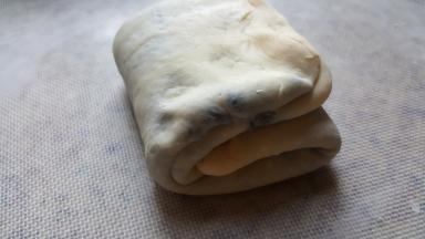 13.松弛5到10分钟后，擀开再进行一个三折。