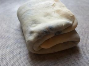 13.松弛5到10分钟后，擀开再进行一个三折。