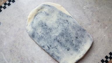 14.松弛五分钟后，如图擀开。