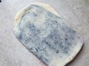 14.松弛五分钟后，如图擀开。