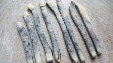 15.用刮刀切成八份。