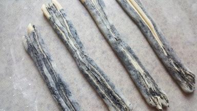 16.两两相对，切面向上。