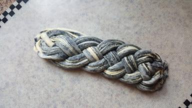 18.编四股辫，尾部要捏紧。