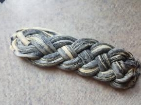 18.编四股辫，尾部要捏紧。