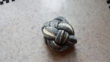 19.卷成一个团。