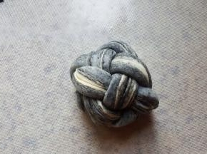 19.卷成一个团。