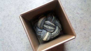 20.放入吐司盒中进行二次发酵。