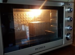 22.放入预热好的烤箱中，上下火170度，中下层烤35分钟。