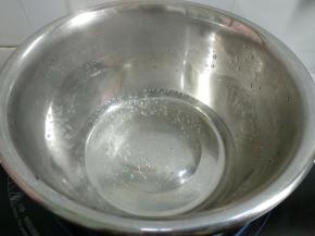 锅里放入100毫升清水煮开。