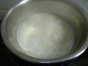 接着倒入500毫升豆浆煮开。