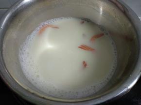 放入去头洗净的虾，煮至虾变红色关火。