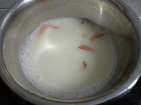 放入去头洗净的虾，煮至虾变红色关火。