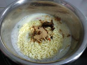 放入方便面，加入调料包搅匀盖上盖3分钟即可。