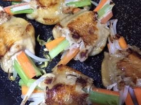 两面均煎至金黄色后出锅即可食用。