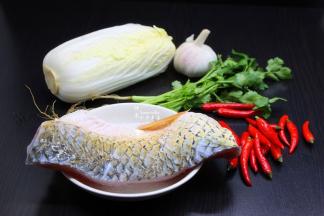 准备食材，皖鱼、大白菜、辣椒、香葱、芫茜等；