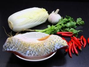 准备食材，皖鱼、大白菜、辣椒、香葱、芫茜等；