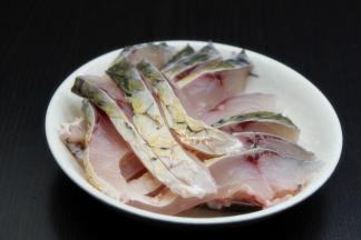 鱼洗净切片，放盐、油、酱油、料酒、生粉拌均腌制10分钟