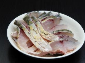 鱼洗净切片，放盐、油、酱油、料酒、生粉拌均腌制10分钟