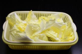 大白菜洗净，切段，沥干水待用；