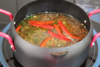 把辣椒、生姜、八角、香叶、鸡粉、陈皮、胡椒等一起放入锅中煮沸；