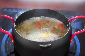 煮沸之后改为小火熬煮5分钟，熬出香味；