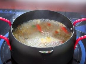煮沸之后改为小火熬煮5分钟，熬出香味；