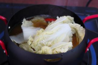改为大火，放入大白菜，煮八成熟；