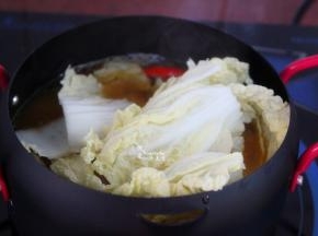改为大火，放入大白菜，煮八成熟；