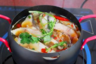 放盐、香葱、芫茜关火。再把葱油爆香，浇油