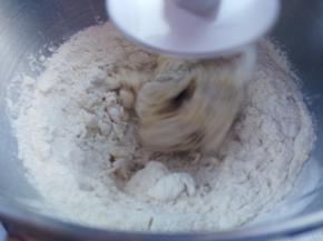 启动厨师机和面，搅成光滑的面团