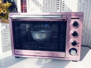 装入盆中，盖好保鲜膜，放入柏翠萌煮烤箱中下层，选择面包发酵程序，此时上管是关闭状态，下管温度可设置为32度，时间设定为1小时左右。用烤箱发酵面团，比室温发酵更简单方便。执行发酵程序时，无需预热，直接操作即可。