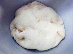 发酵成两倍大后，从烤箱中取出，重新放入厨师机内搅动排气