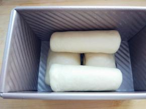 取一块擀成均匀的厚片，卷起，接口朝下