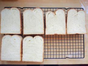 稍晾凉后，切厚片