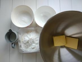 准备好各种食材，黄油切小块在室温下软化。