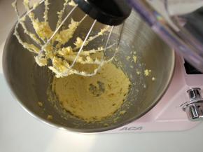 逐量加入牛奶，继续打至完全融合。