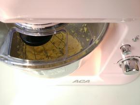 选择3-5档，将黄油打至羽毛状。