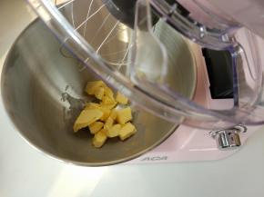 将软化的黄油、细砂糖、糖粉和盐放入ACA厨师机桶内。