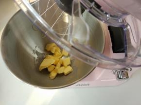 将软化的黄油、细砂糖、糖粉和盐放入ACA厨师机桶内。