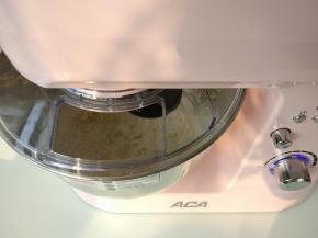 筛入低筋粉、高筋粉和玉米淀粉的混合物，选择1-3档搅拌均匀。