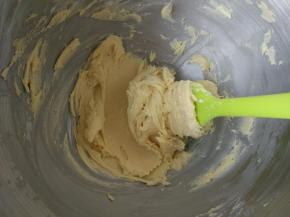 将拌匀的面糊分成两份。