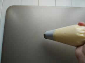 较多的一份装入剪口裱花袋，用一次成型的裱花嘴挤出花型。