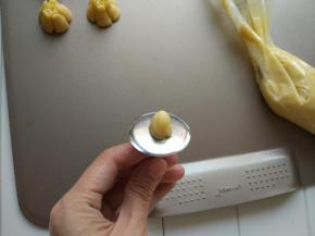 然后开始裱玫瑰。换成104花嘴，在裱花钉上基础稍高的底座。